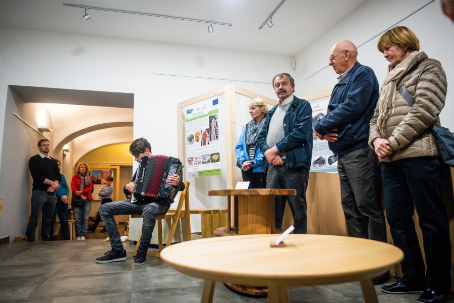 Čar lesa 2019 Levstikov dom v Velikih Laščah